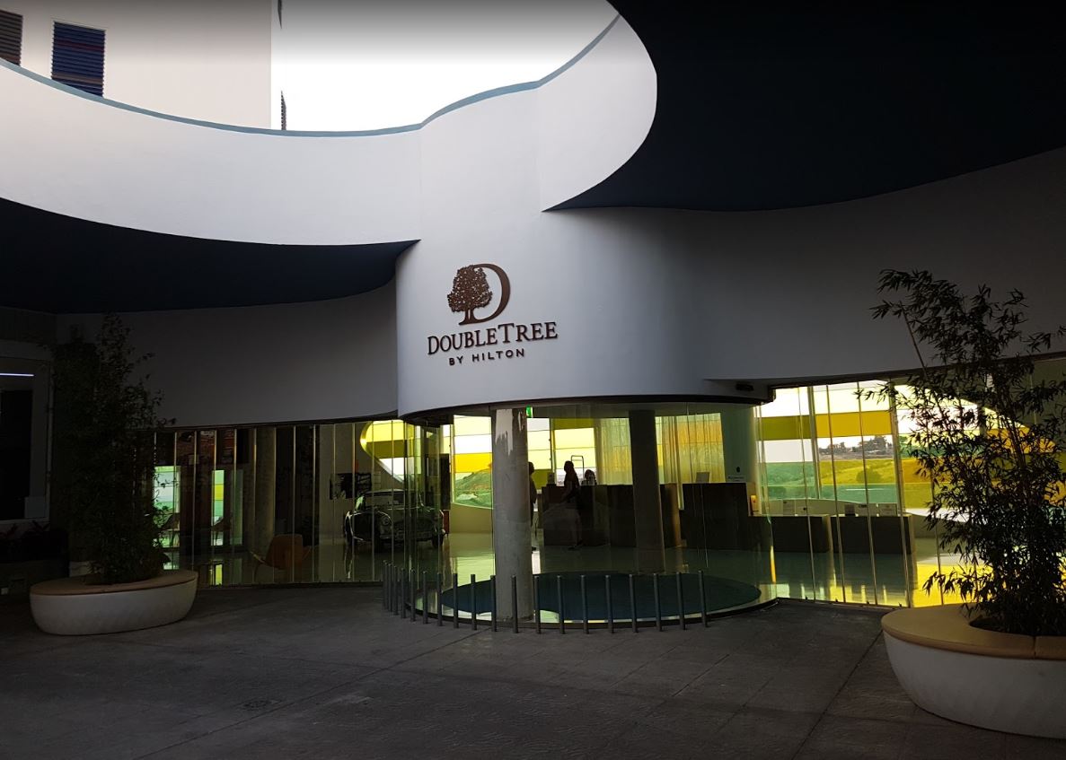 Entrada al DoubleTree by Hilton Hotel Resort & Spa Reserva del Higuerón.