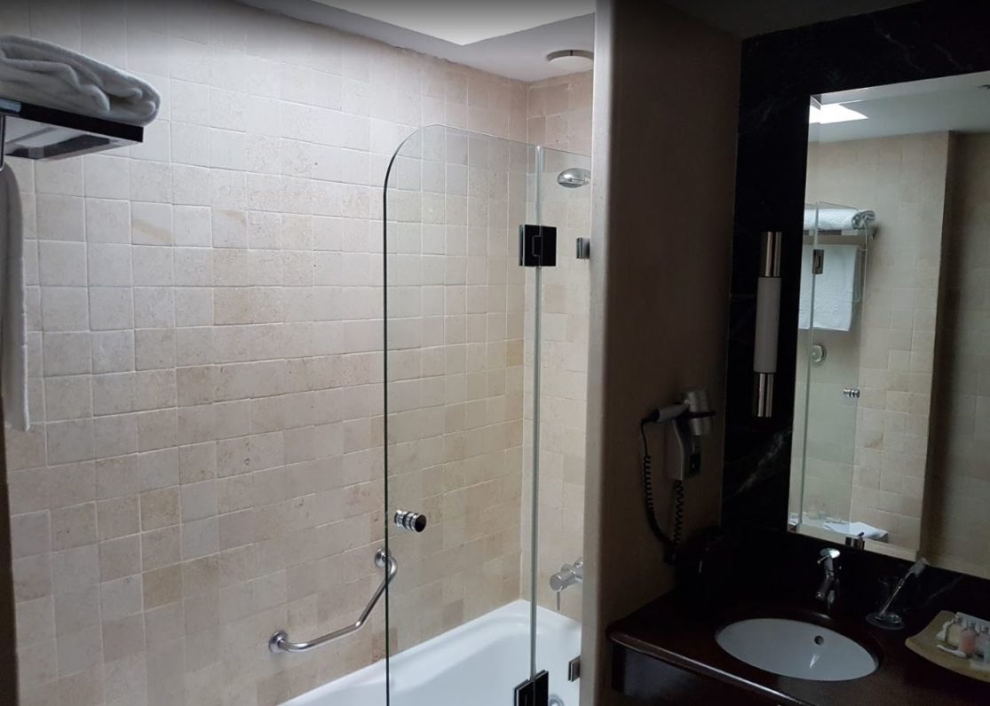 Baño de la habitación del Gran hotel Guadalpín Banús